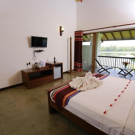 Diya Dahara Lake Resort Yala Dış mekan fotoğraf