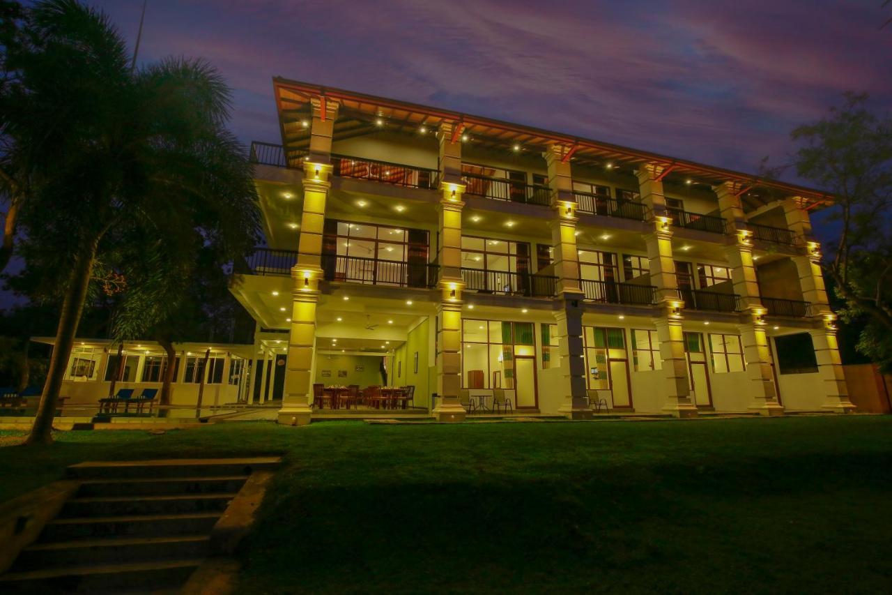 Diya Dahara Lake Resort Yala Dış mekan fotoğraf