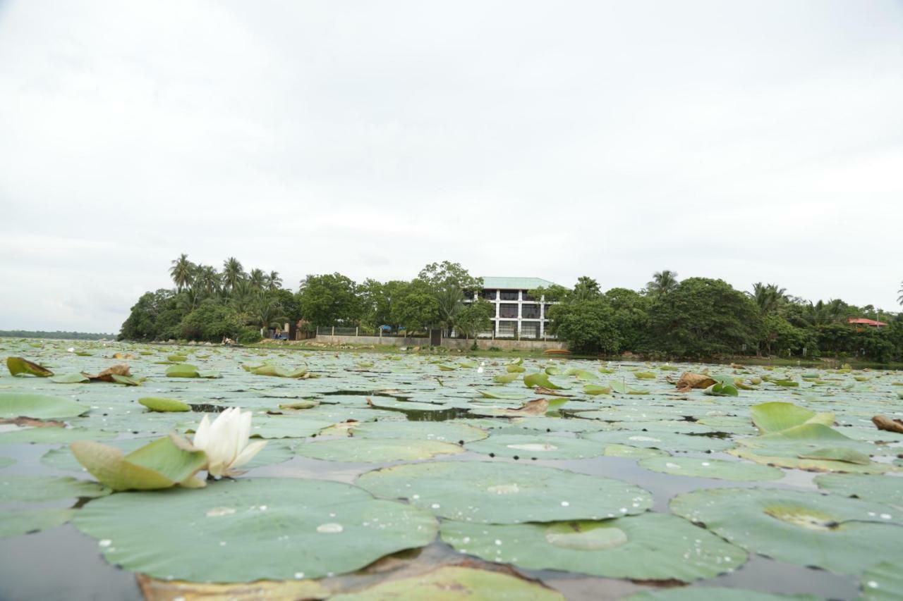 Diya Dahara Lake Resort Yala Dış mekan fotoğraf